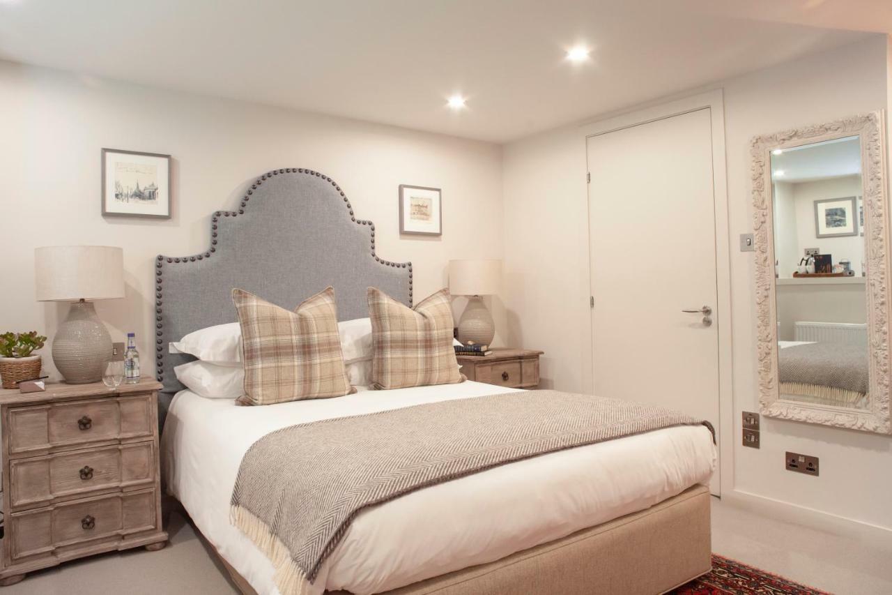The Roseate Edinburgh - Small Luxury Hotels Of The World Exterior photo A bedroom at The Swan