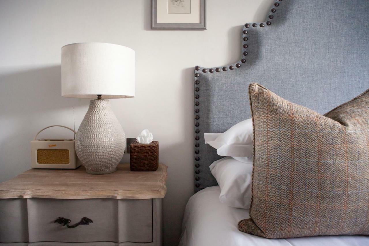The Roseate Edinburgh - Small Luxury Hotels Of The World Exterior photo A bedside table