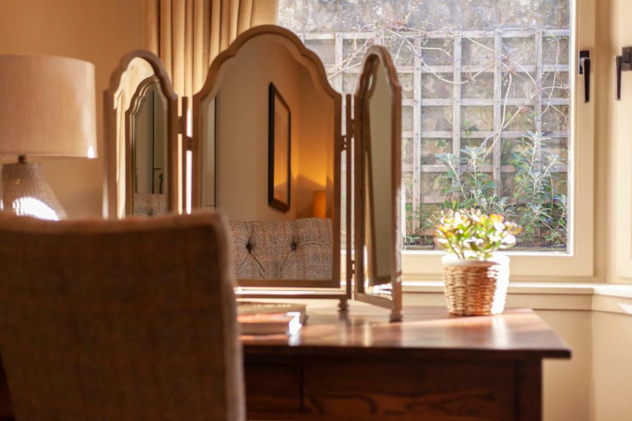 The Roseate Edinburgh - Small Luxury Hotels Of The World Exterior photo A dressing table with a tri-fold mirror