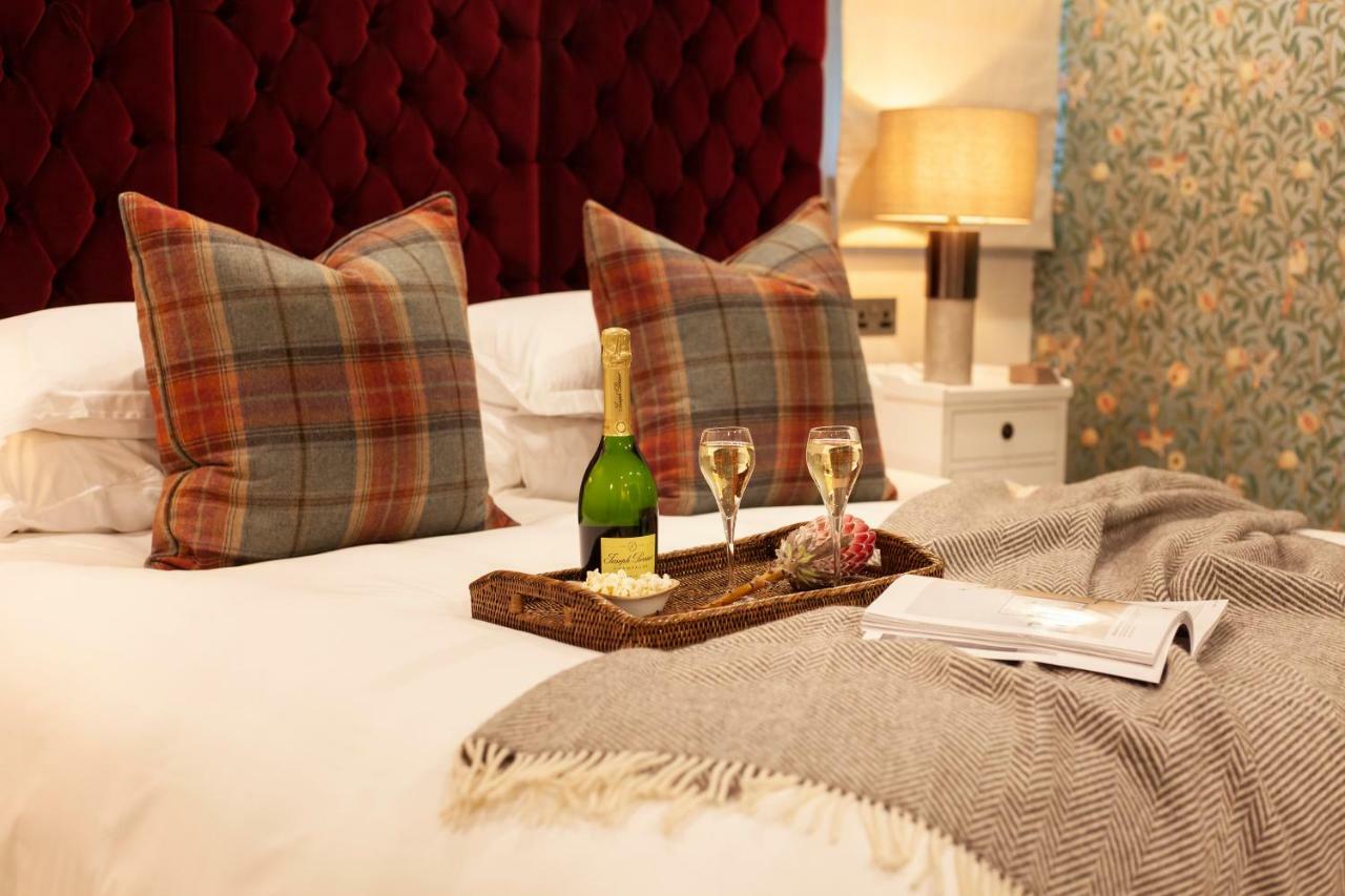 The Roseate Edinburgh - Small Luxury Hotels Of The World Exterior photo A bedroom at The Old Inn